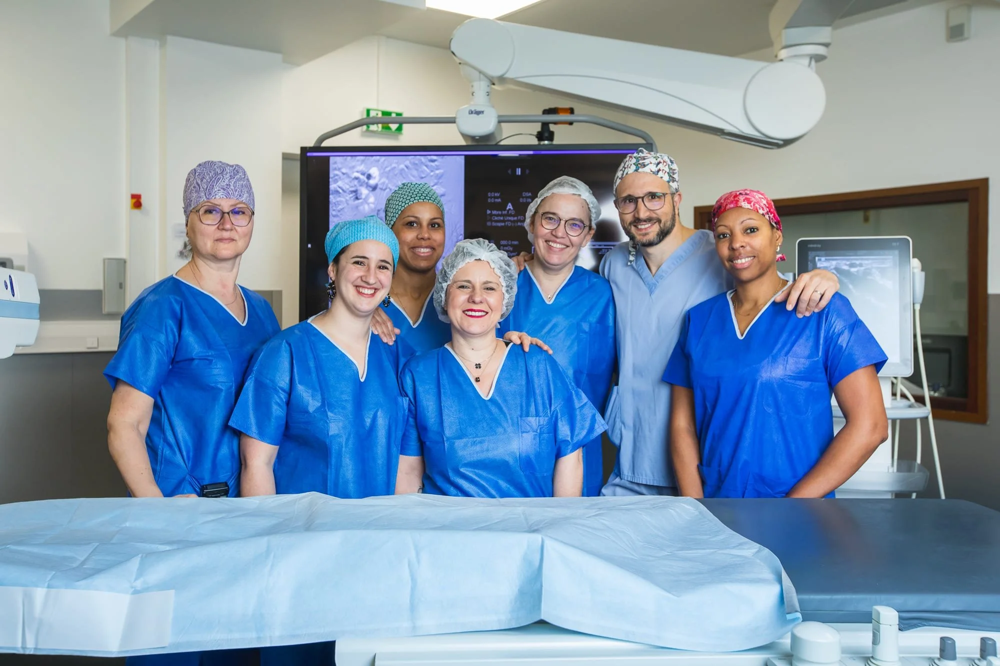 Photographe médical pour IMEF, portrait d’équipe médicale en bloc opératoire dans un environnement hospitalier.