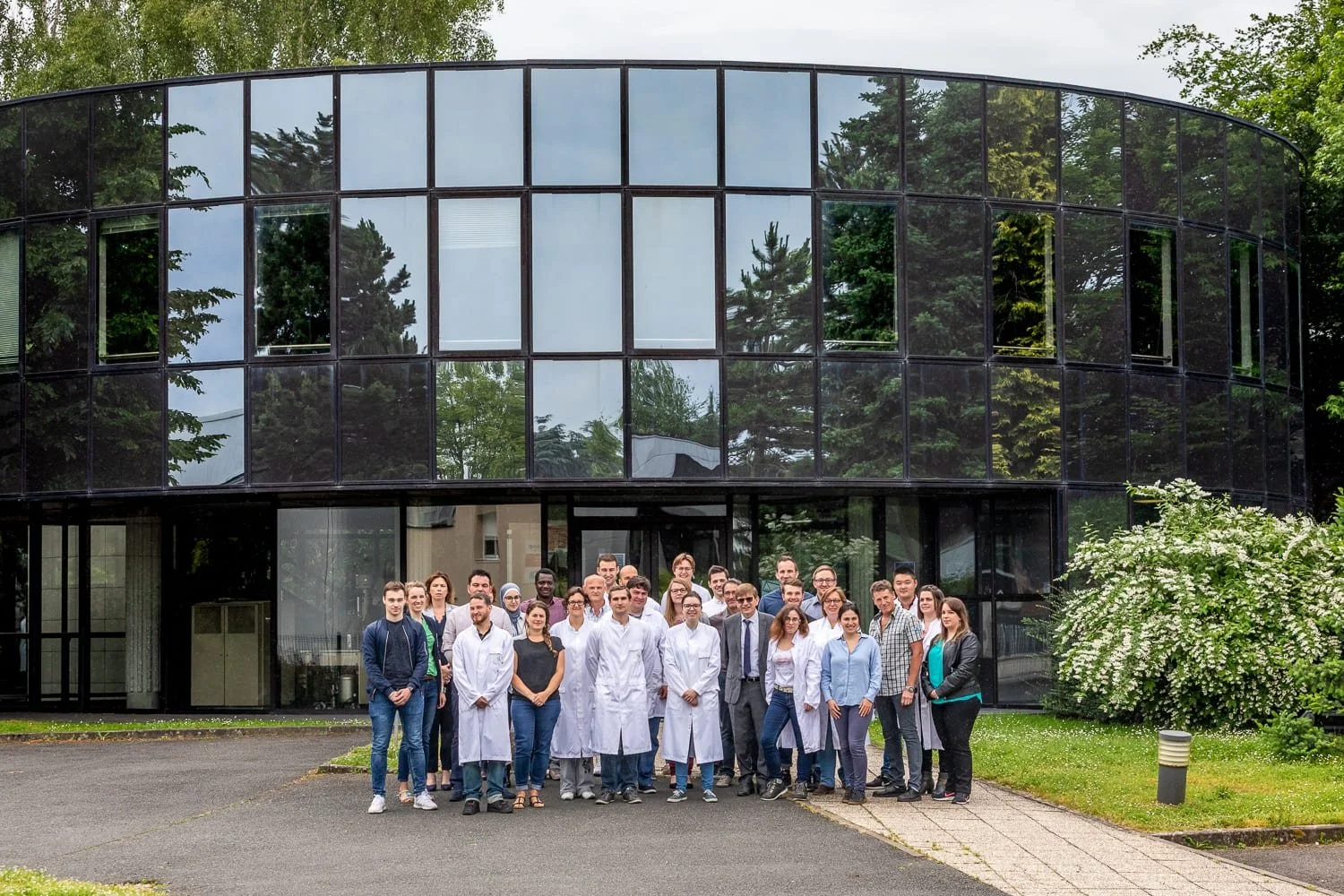 Photographe industriel – équipe du laboratoire SFC devant le bâtiment de l'entreprise