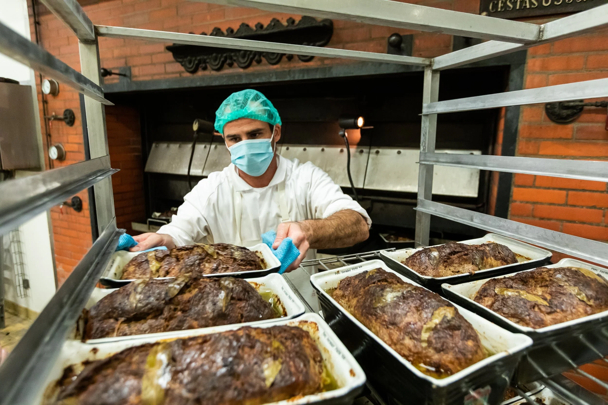 Terrines sorties du four de l'atelier de charcuterie artisanale Tradition de Vendée