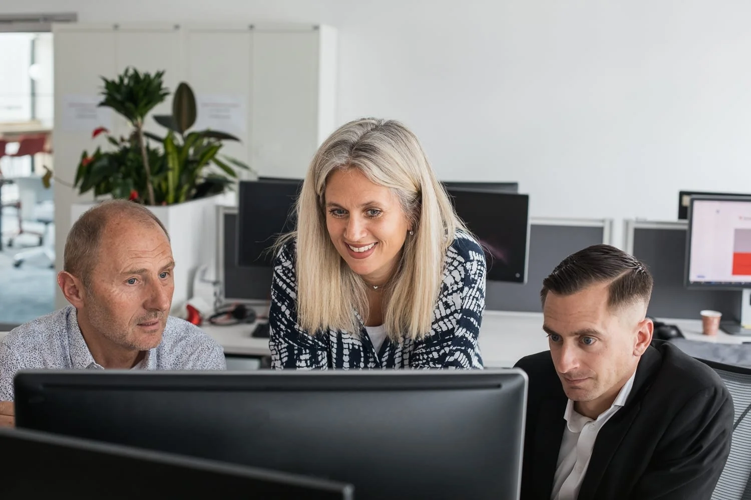 Réunion de collaborateurs autour d'un poste de travail