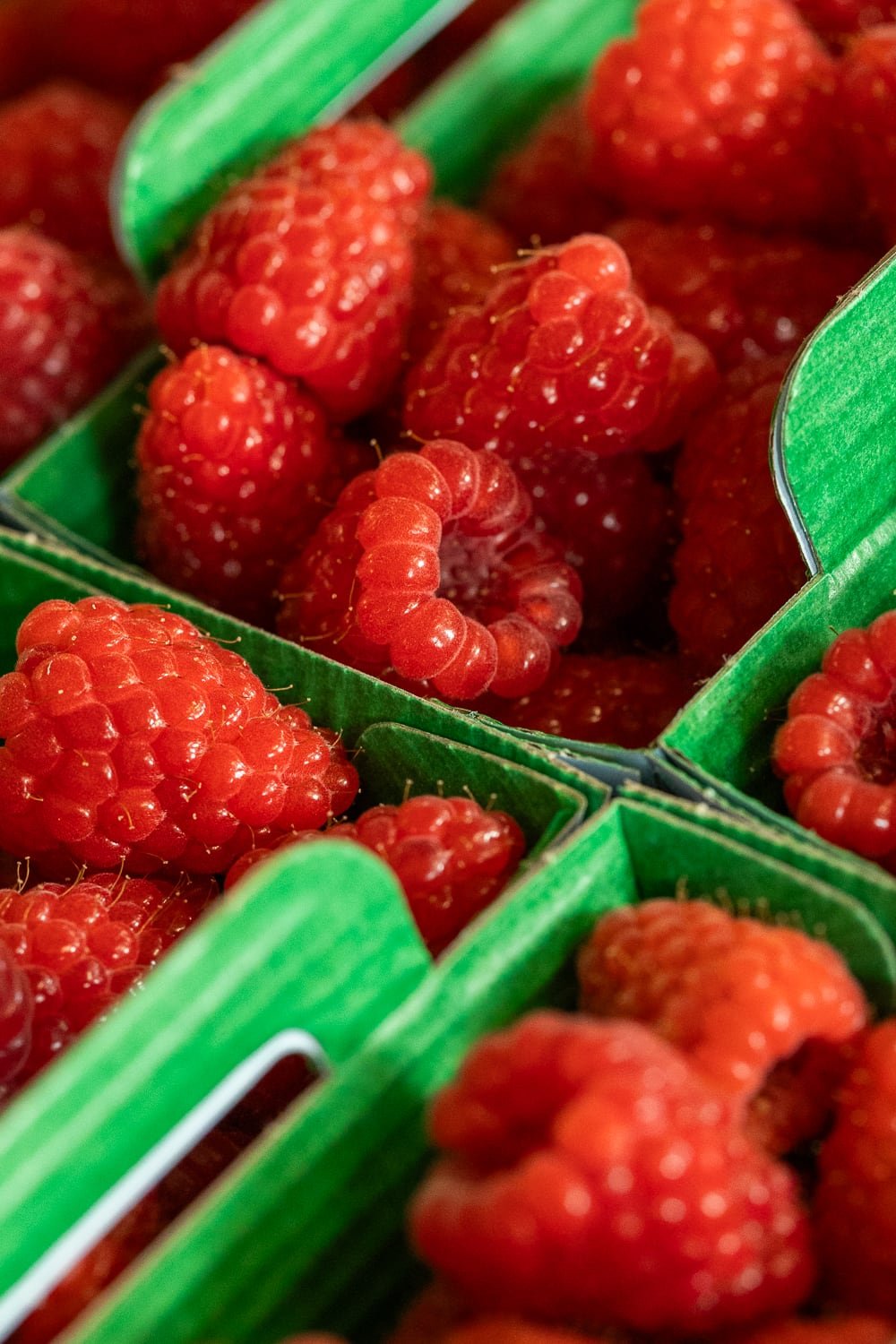 Framboises conditionnées en barquette chez Panach'fruits