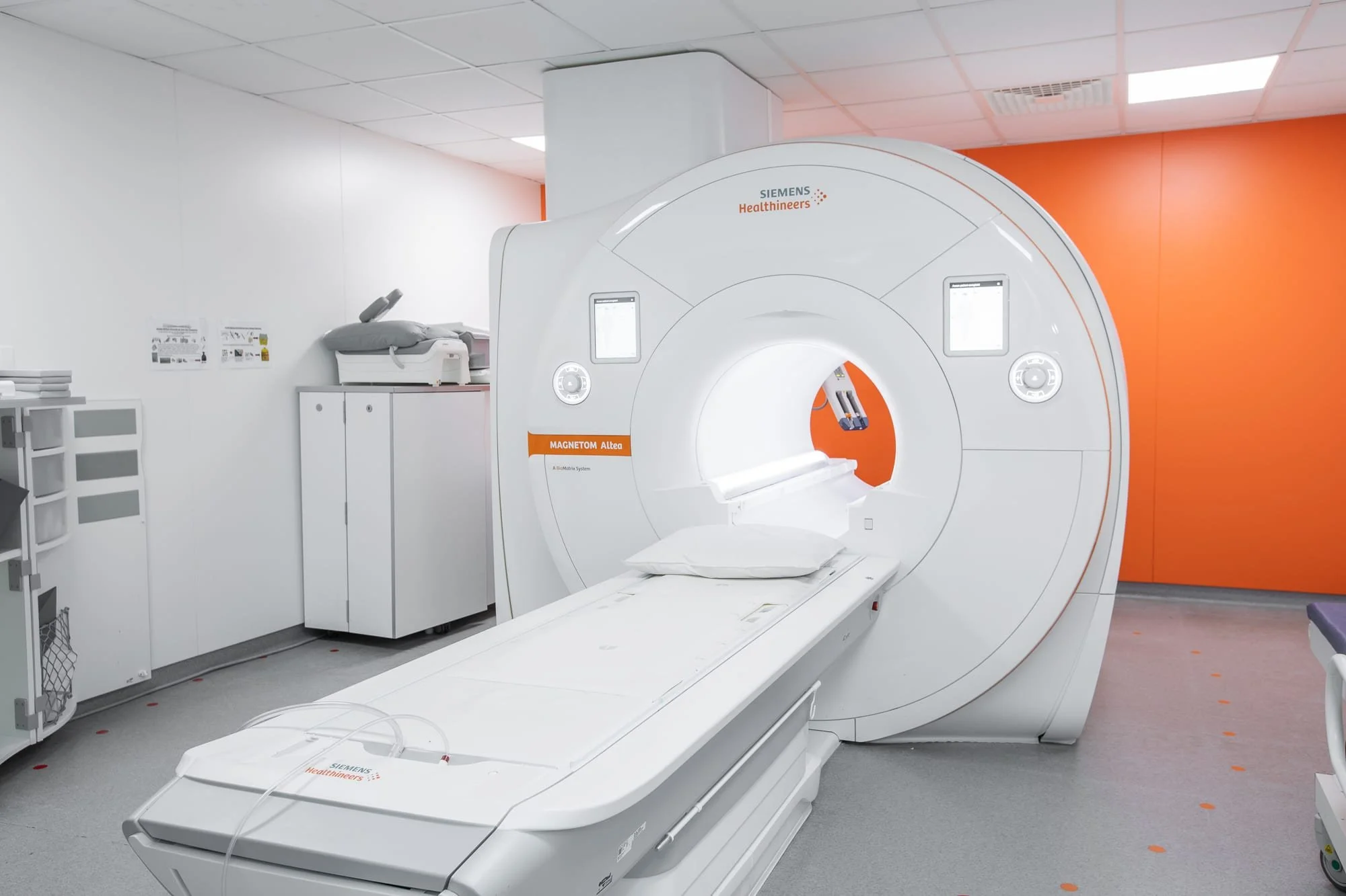 Photographe médical, mise en valeur d’un équipement IRM dans un centre d’imagerie médicale.