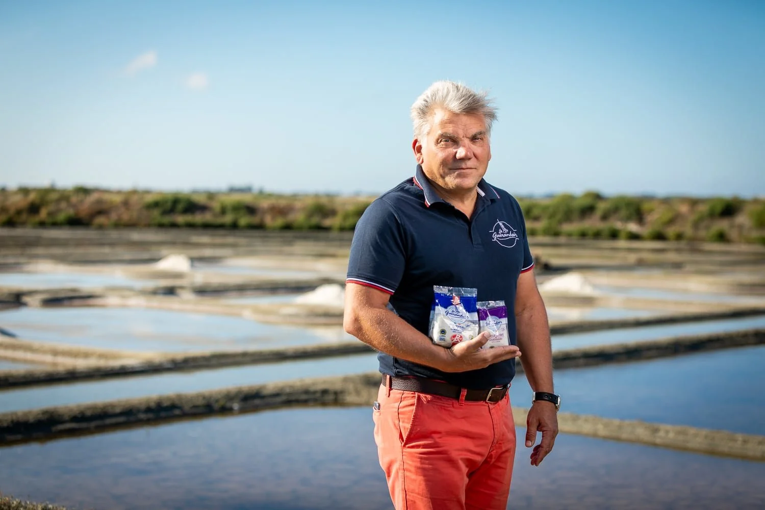 Portrait du directeur de la coopérative Le Guérandais tenant dans ses mains des produits de sel de Guérande
