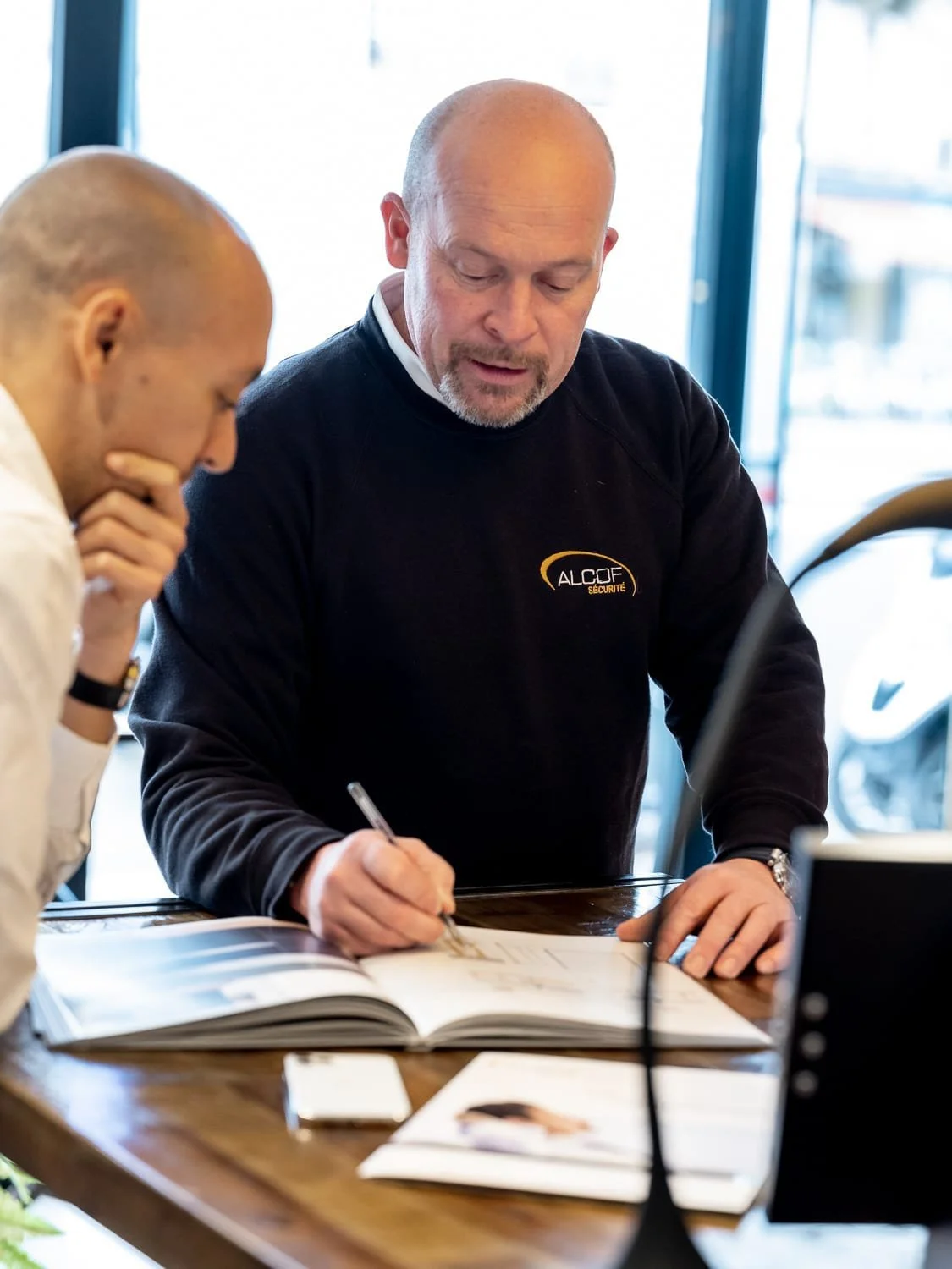 Photographe d’entreprise, conseil personnalisé autour du choix d’équipements de sécurité.