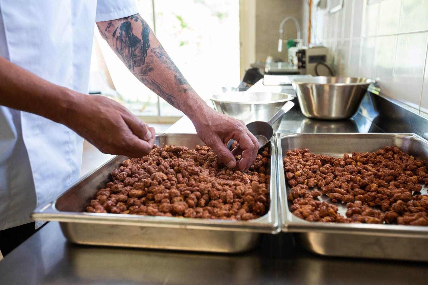 inspection des pralines cuites avant l'étape d'emballage