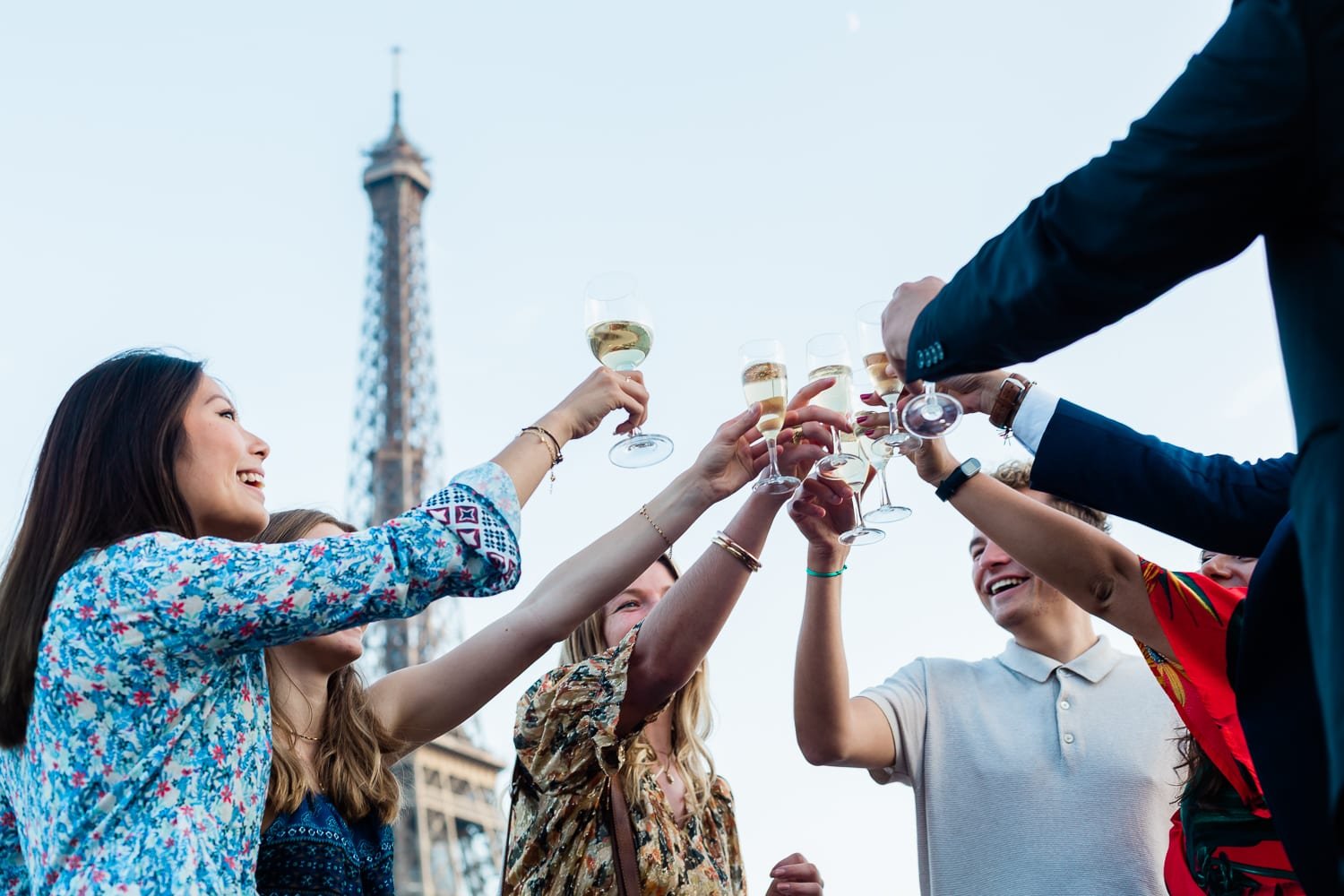 Photographe soirée entreprise à Paris : cocktail avec vue sur la Tour Eiffel