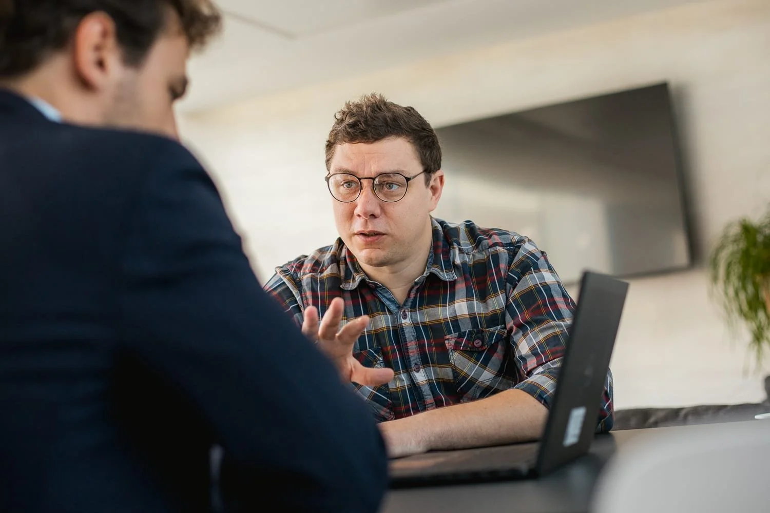 Échange technique entre collaborateurs Atradius, réalisé par un photographe entreprise
