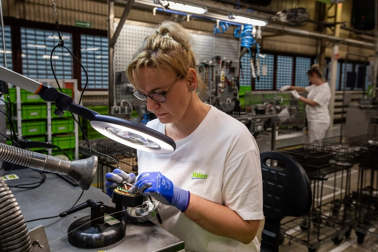 photographe-usine-automobile-valeo-technicienne-poste-travail-14.jpg