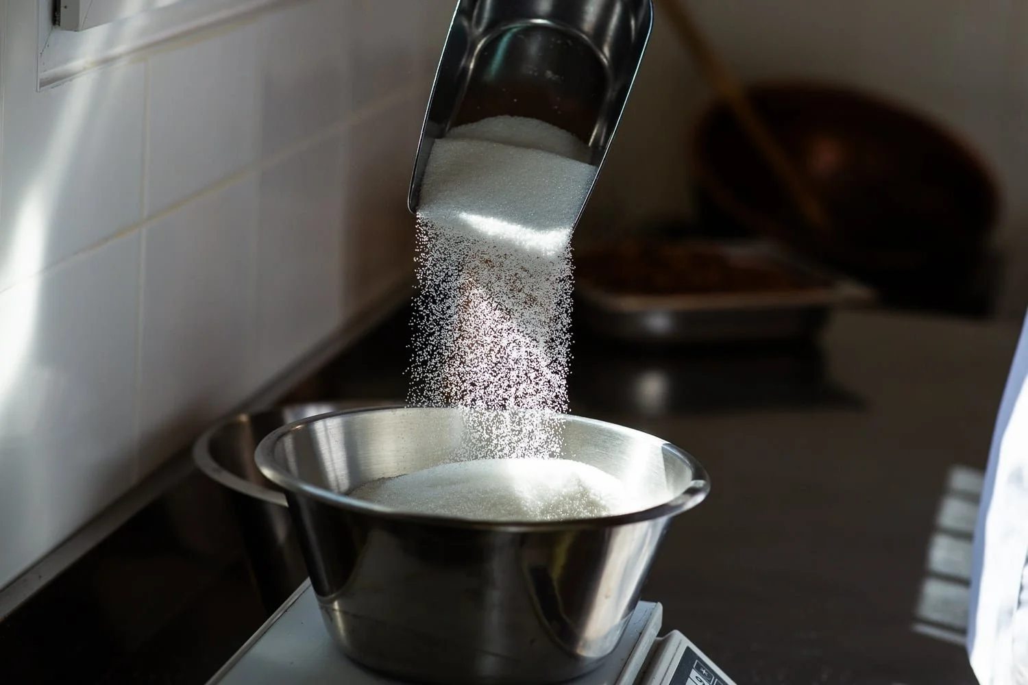 pesage de la quantité de sucre avant cuisson des pralines