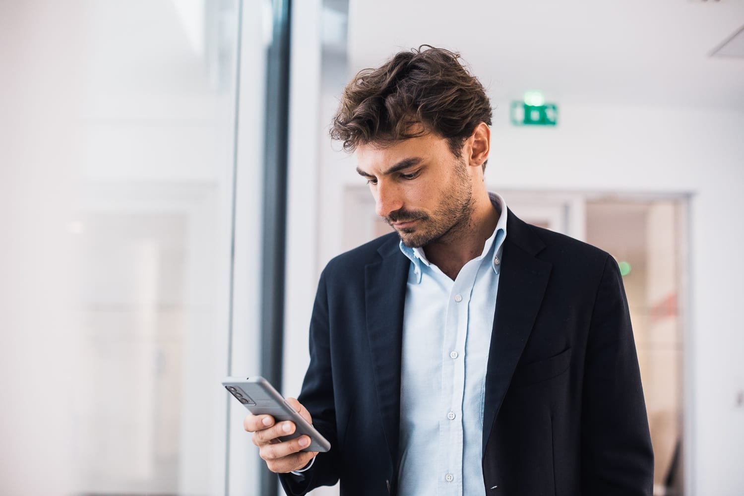 Moment de concentration d'un collaborateur sur son téléphone portable