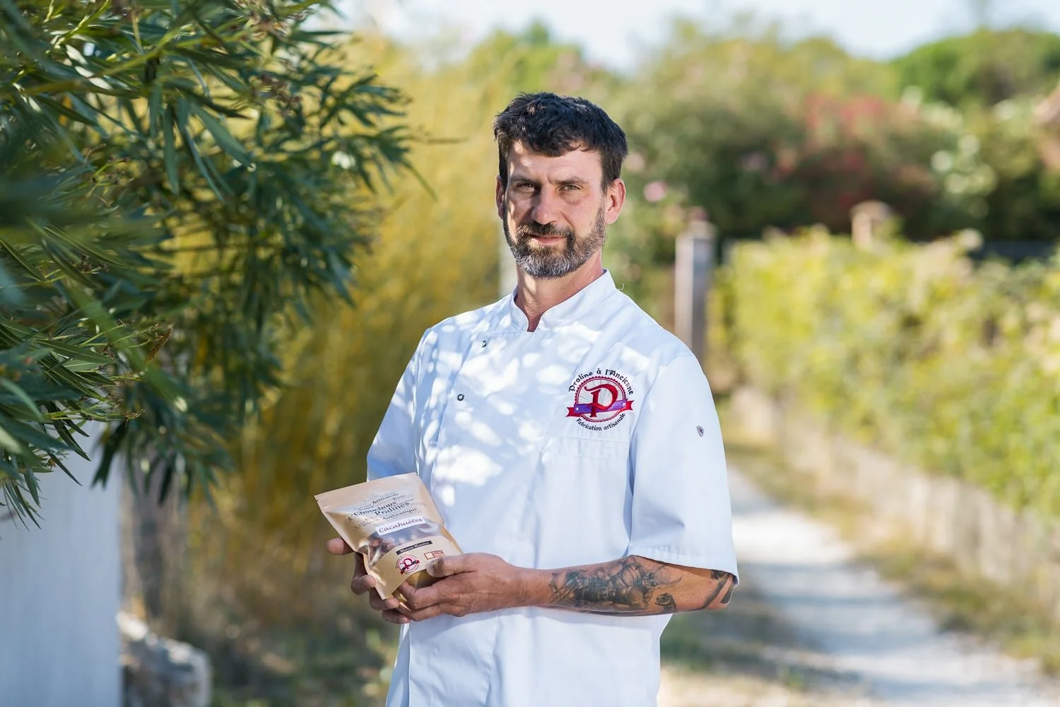Artisan présentant un sachet de pralines locales