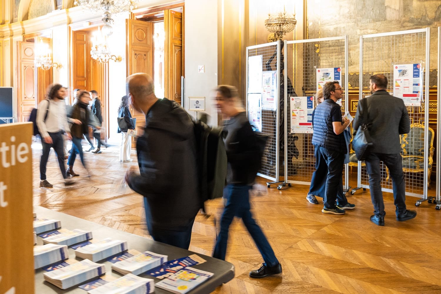 Participants découvrant une exposition dans le cadre d'un événement professionnel organisé à Paris