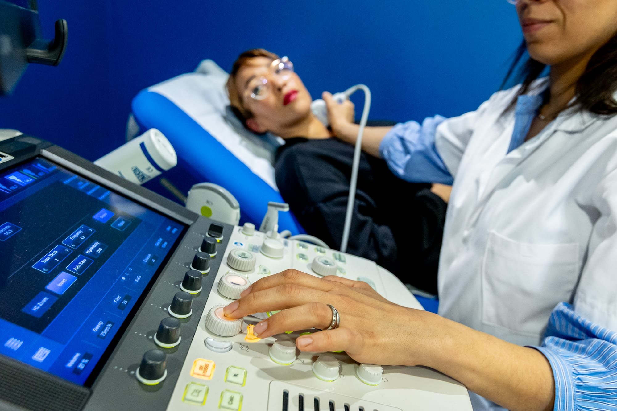 Reportage photo médical pour IMEF, examen d’échographie réalisé par une professionnelle de santé auprès d’une patiente.