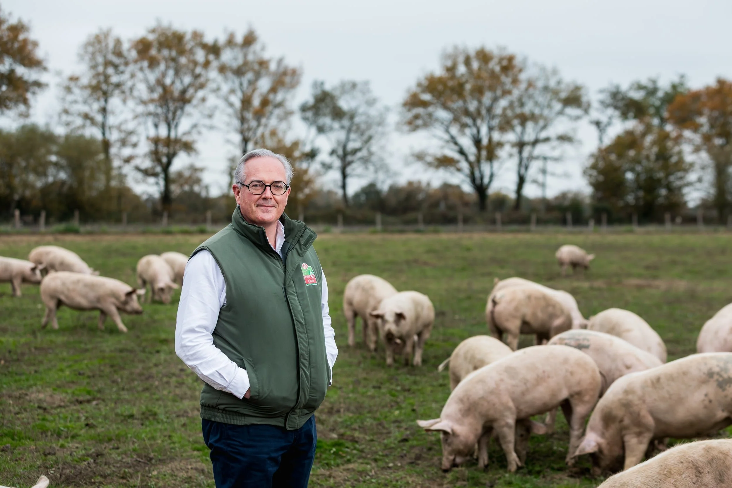 Photographe agriculture – portrait d'un producteur de jambon photographié dans élevage de porcs en plein air en Vendée