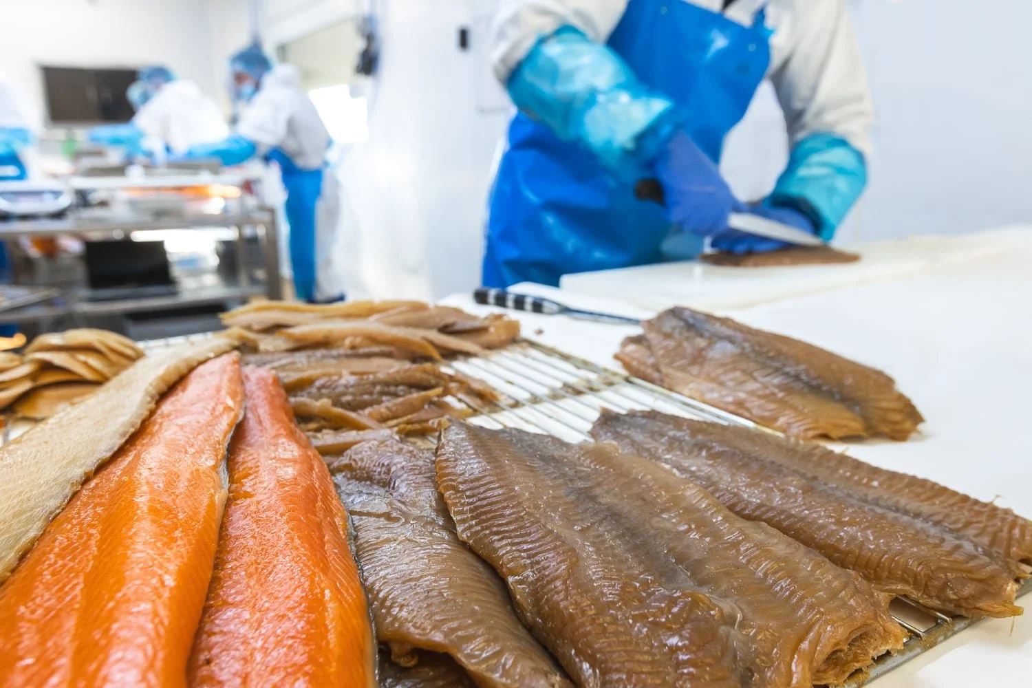 Opération de découpe en tranches du poisson fumé préparées artisanalement