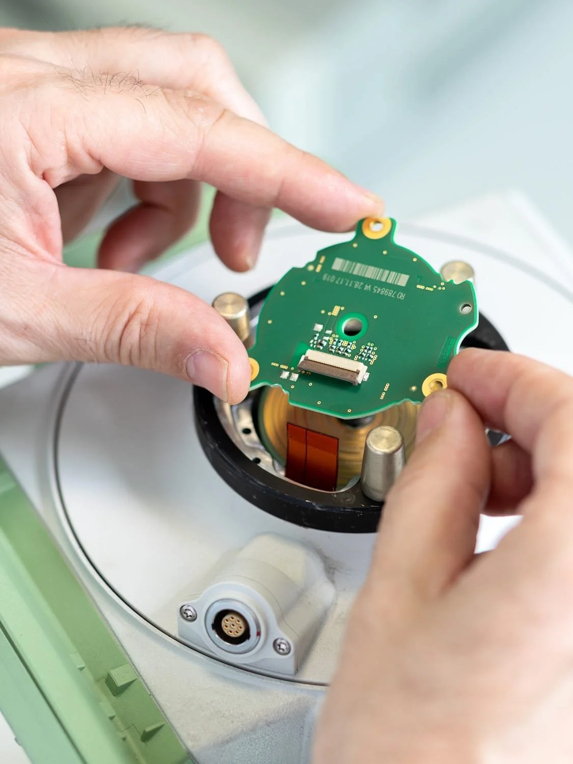 Photographe industriel – installation d'une carte électronique dans un appareil Leica Geosystems 