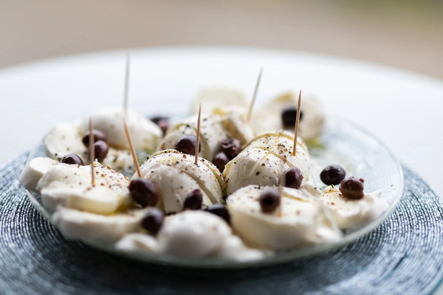 Assiette de Mozzarella artisanale Mozzareine servie avec huile d’olive et olives noires