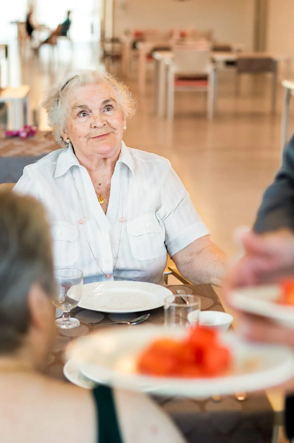 Residente dans un Ephad attendant le service de restauration