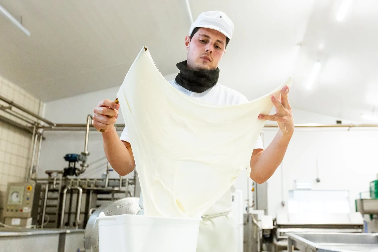 Filage traditionnel de la mozzarella dans un atelier de fabrication artisanal