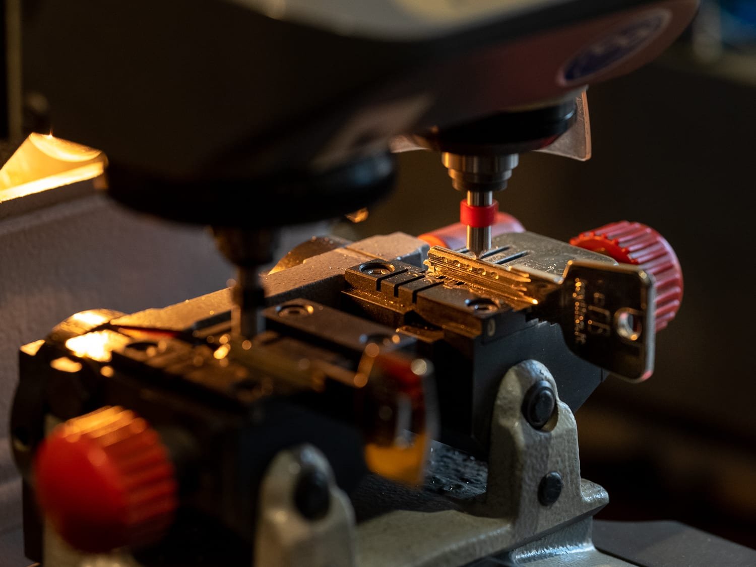 Photographe corporate, détail d’une reproduction de clé dans l’atelier d’une boutique spécialisée.
