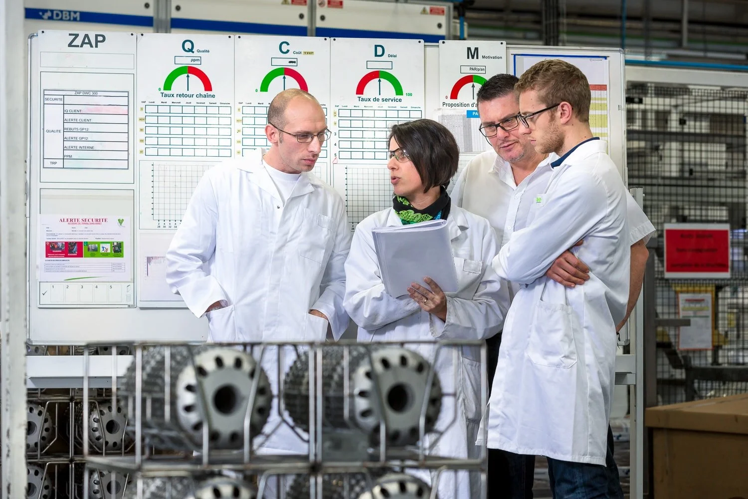 Réunion d'équipe  au sein d'une unité  de production du secteur automobile dans l'industrie métallurgique.