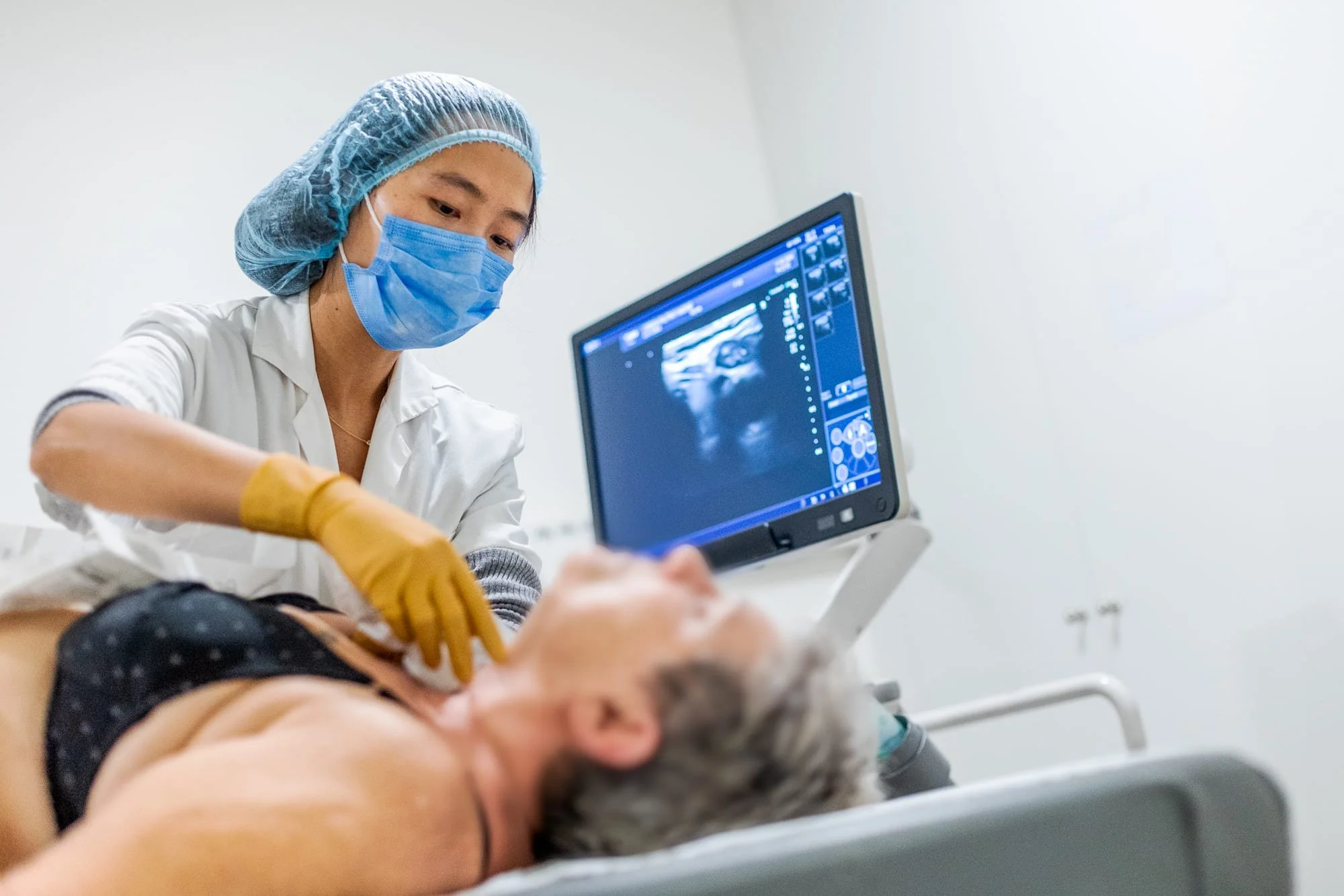 Reportage photo médical, examen d’échographie réalisé par une professionnelle de santé en centre d’imagerie médicale.