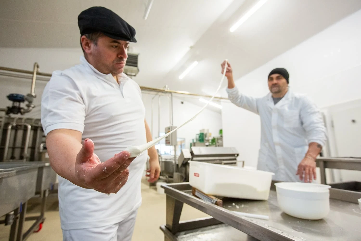 démonstration de l'élasticité de la pâte lors du filage de mozzarella Mozzareine