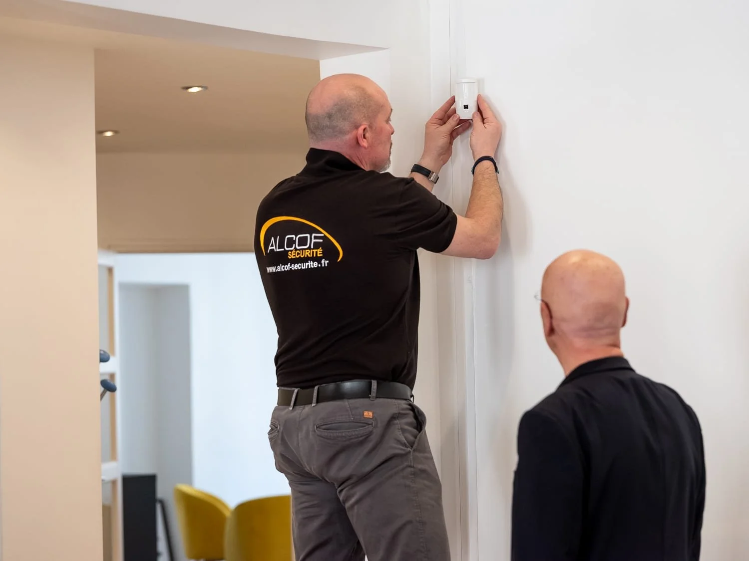 Reportage photo pour l'
installation d’un équipement de sécurité par un technicien chez un client.