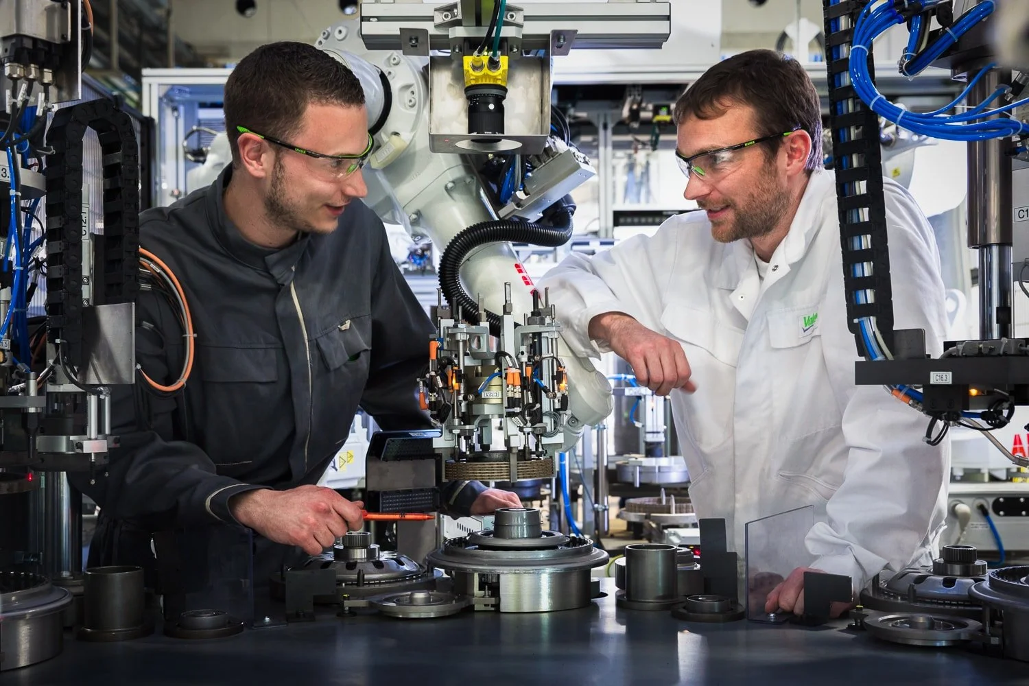 Discussion techniques entre deux collaborateurs au sein d’une entreprise industrielle de la métallurgie