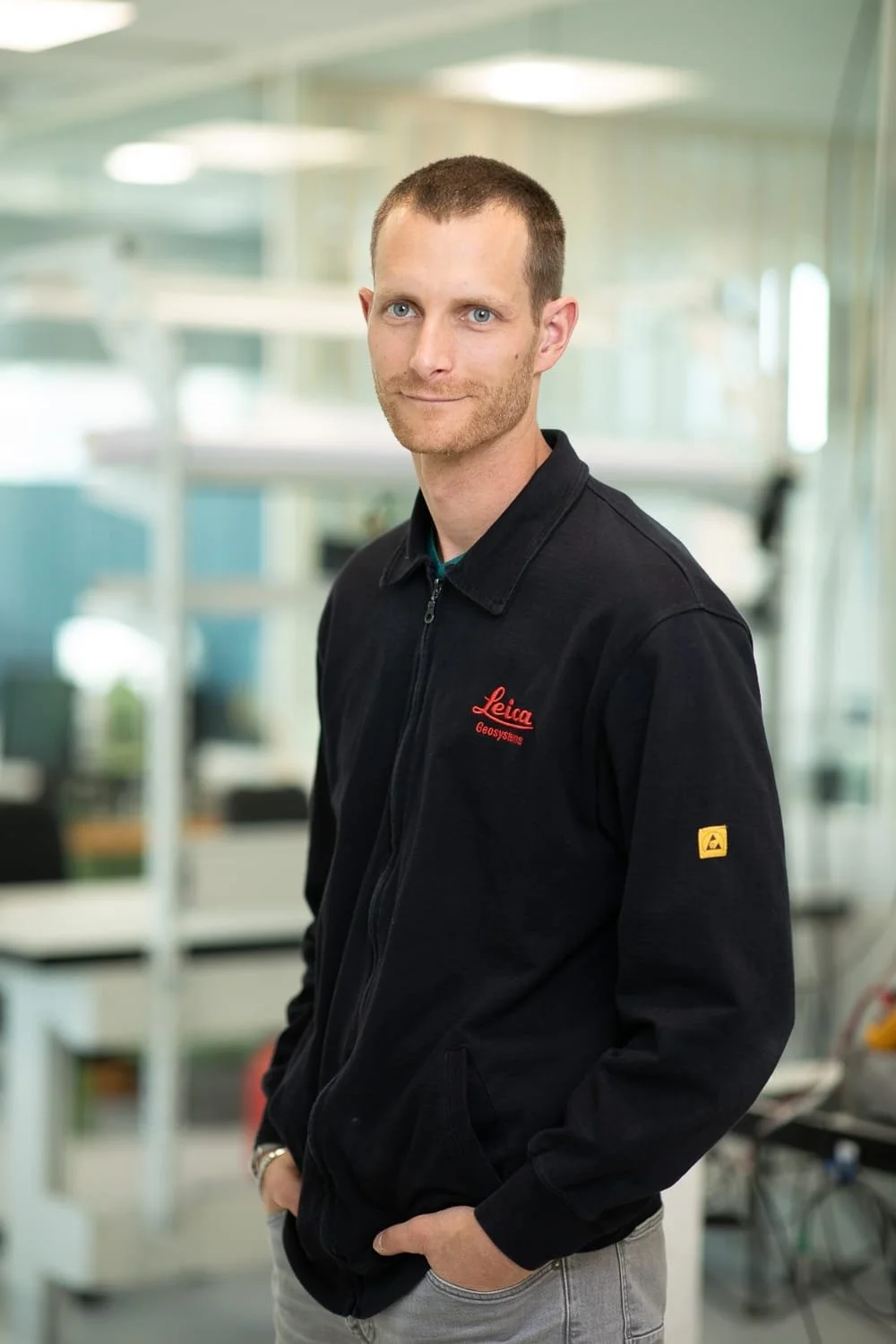 Portrait professionnel en environnement industriel chez Leica Geosystems