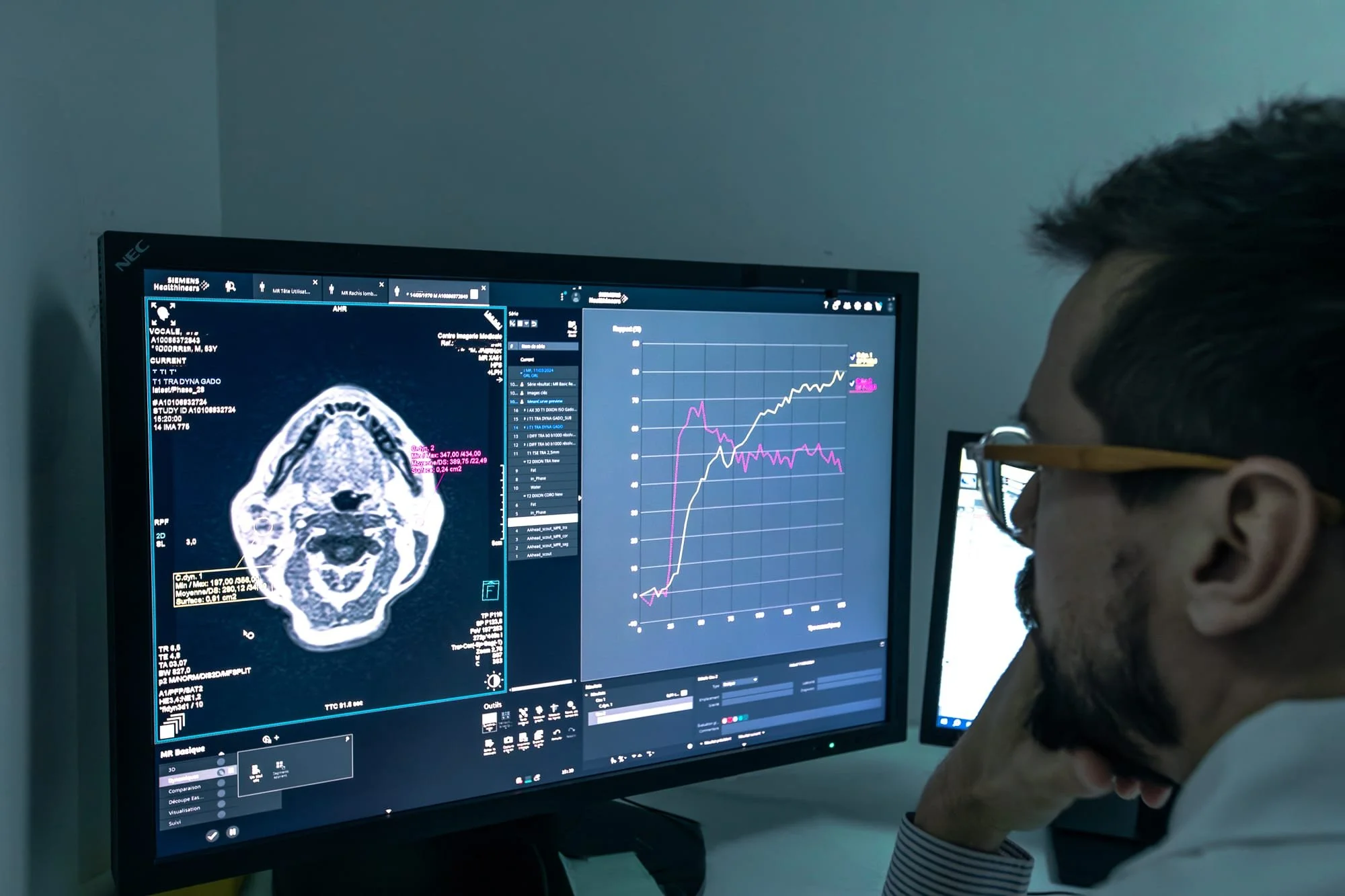 Photographe médical, médecin analysant des images sur écran dans un centre d’imagerie médicale.