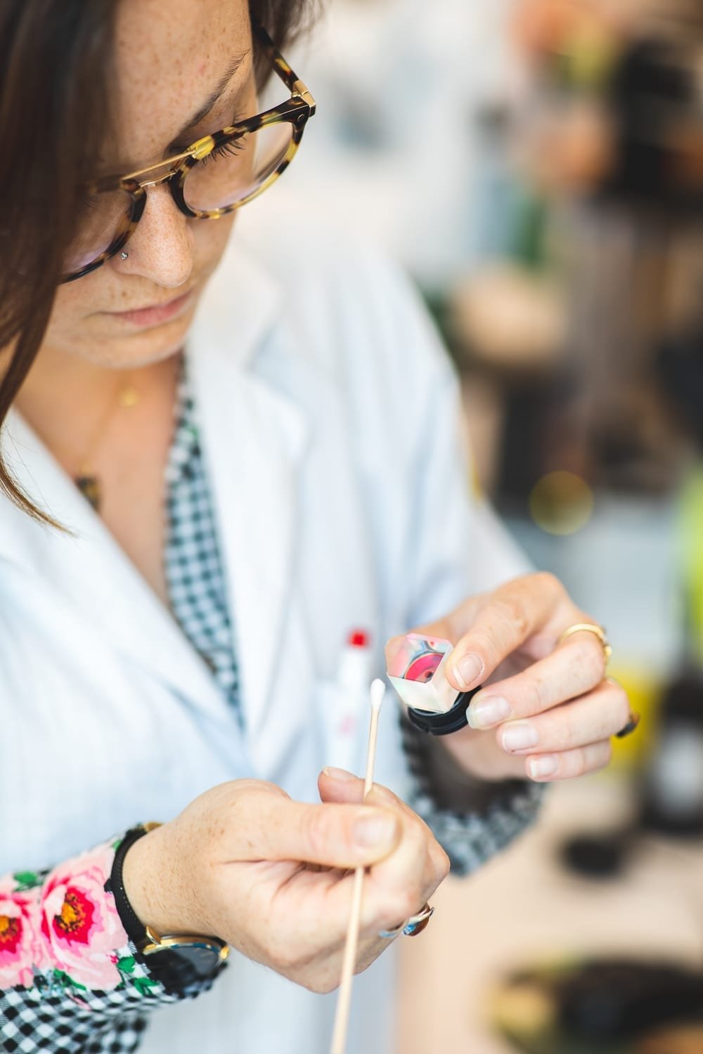 Travail de précision sur un composant 
d'un instrument de mesure en laboratoire industriel