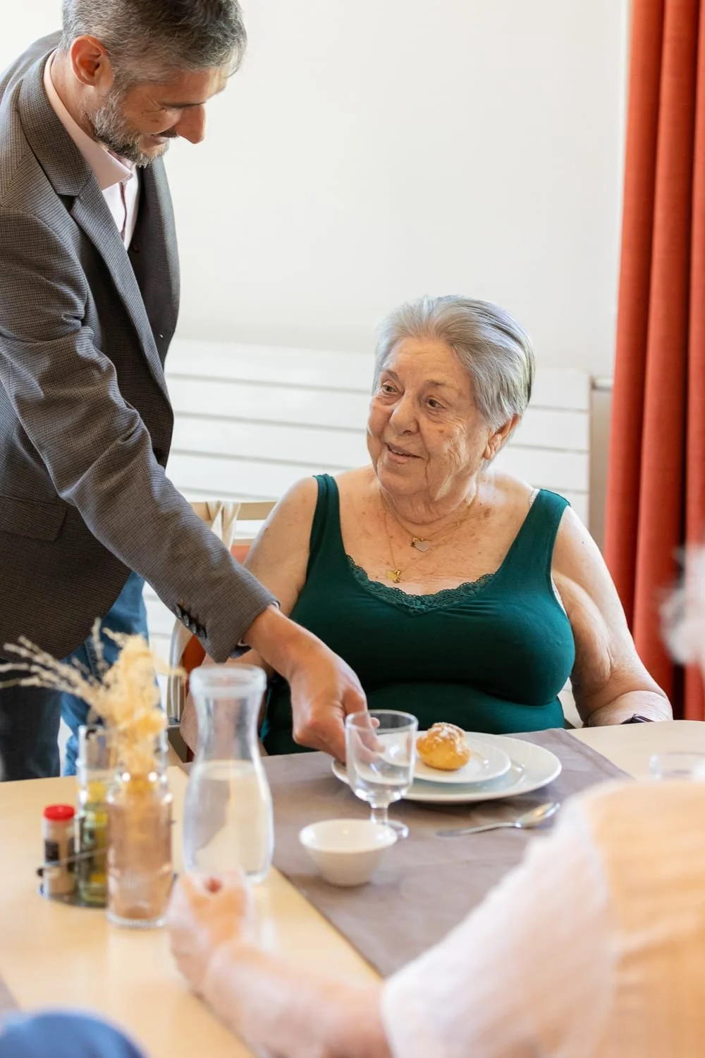 portrait d une residente d'ehpad pendant le repas reportage photo restauration collective