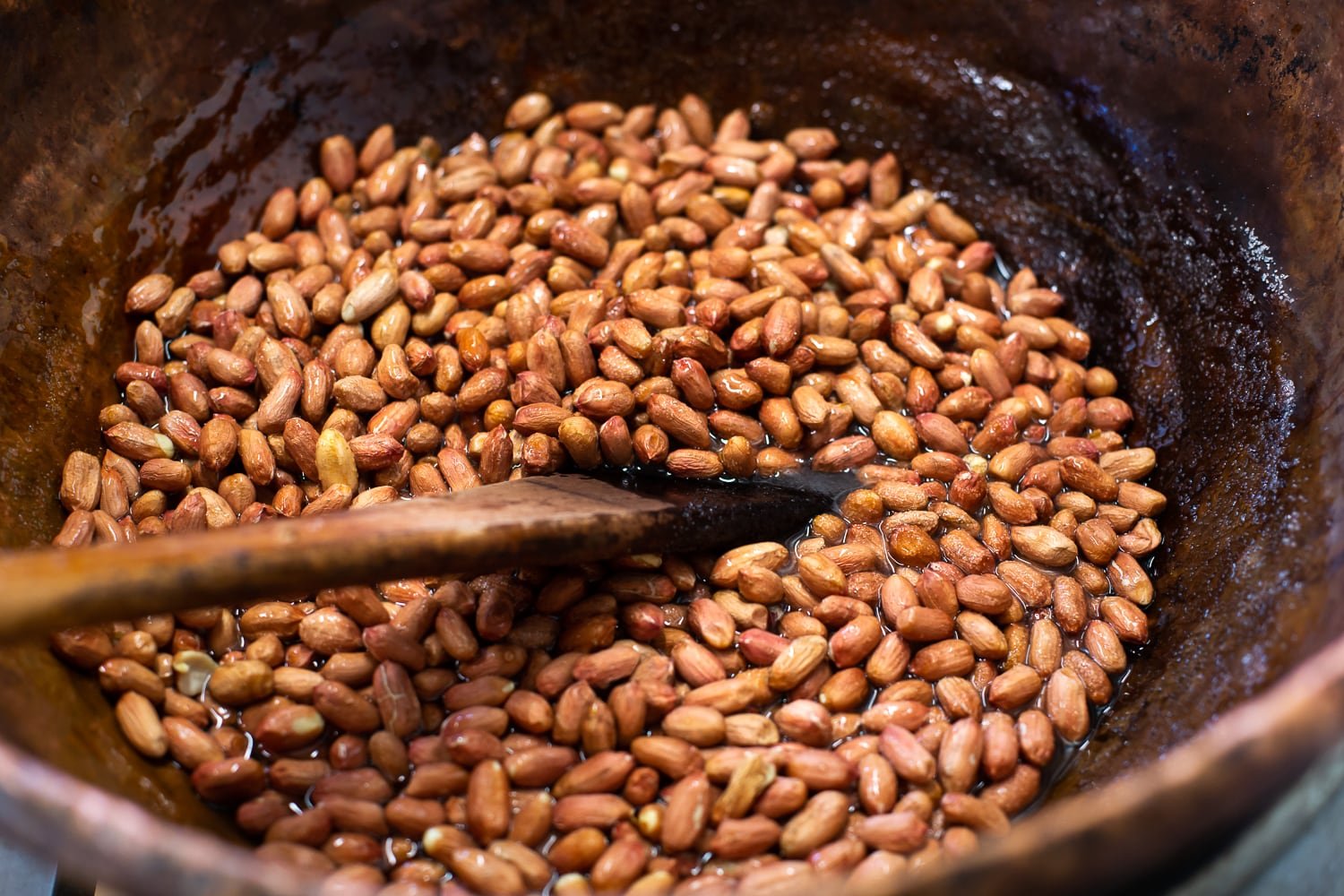 Gros plan sur les pralines caramélisées dans le chaudron sur le feu.