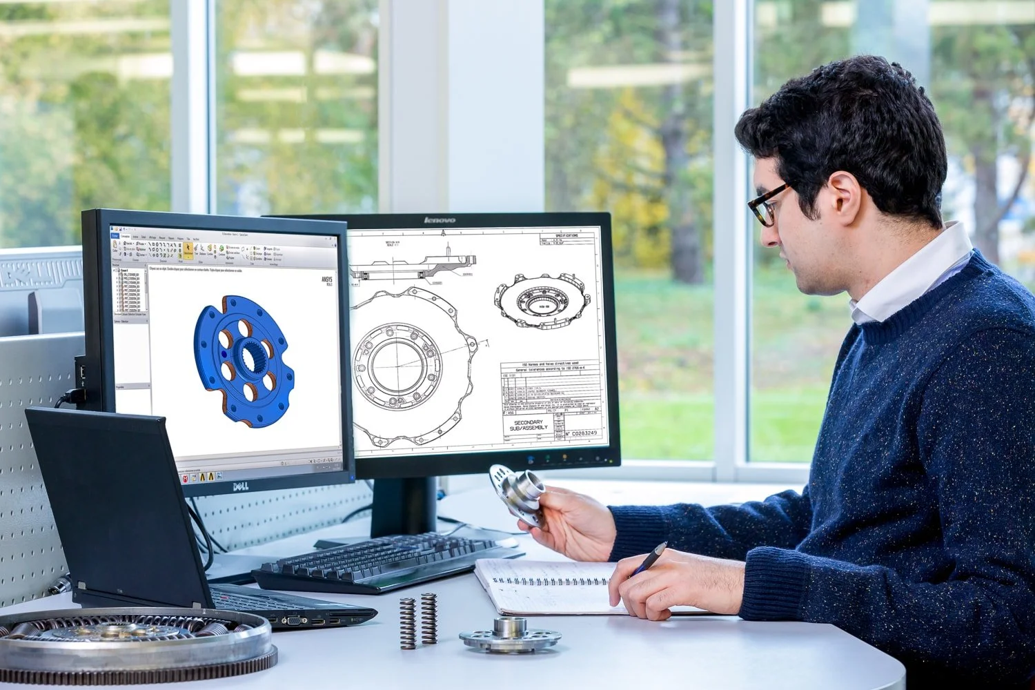 Dessinateur industriel représentatif des  métiers de la métallurgie accompagnées par l’UIMM