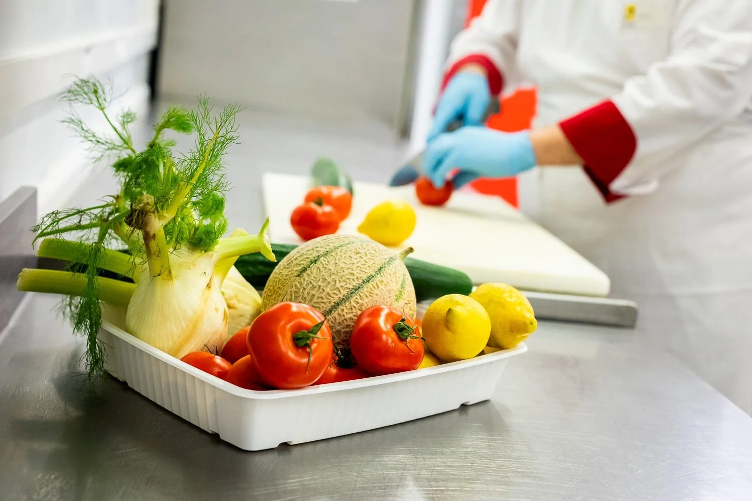 préparation des légumes avant le service de midi dans un EPHAD