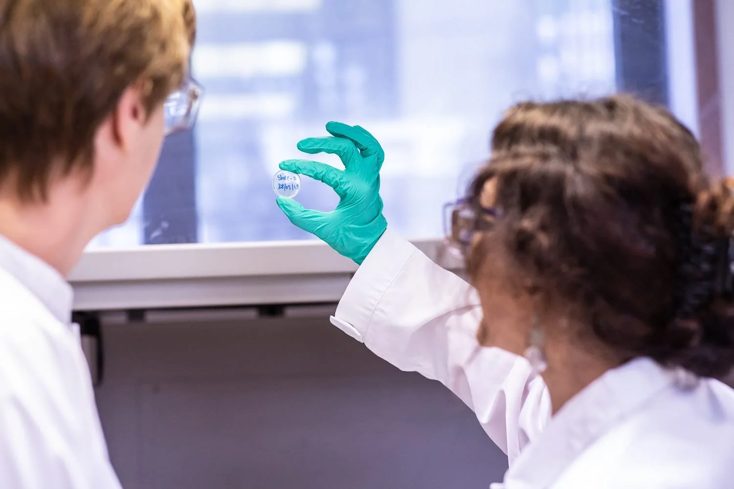 Analyse d’un échantillon en laboratoire de recherche industrielle