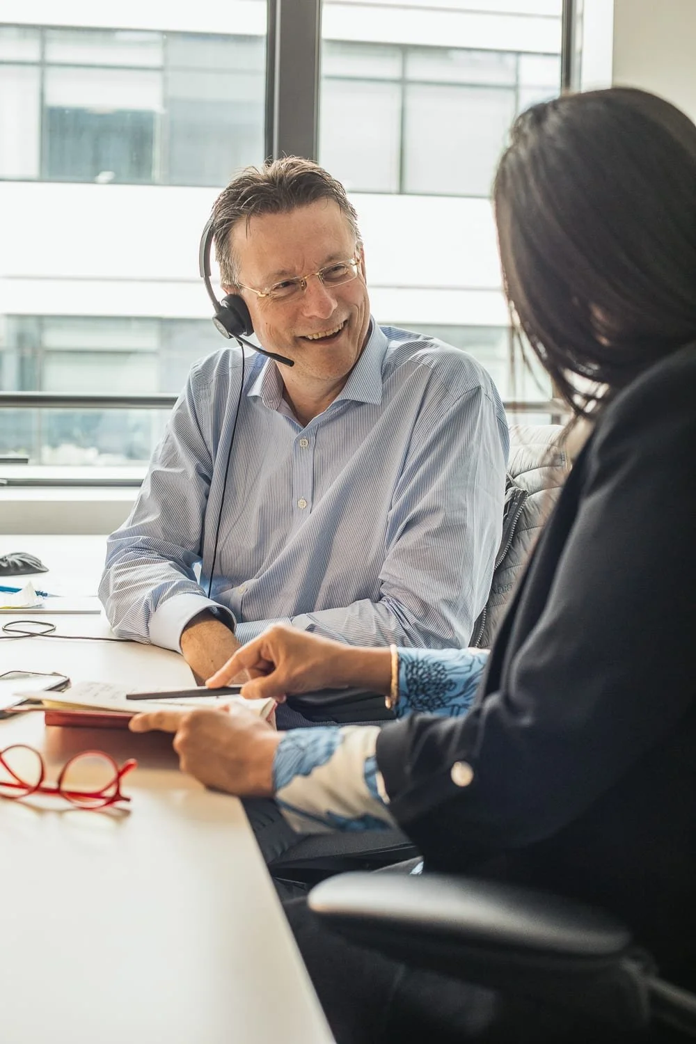 Discussion entre deux collègues dans un bureau
