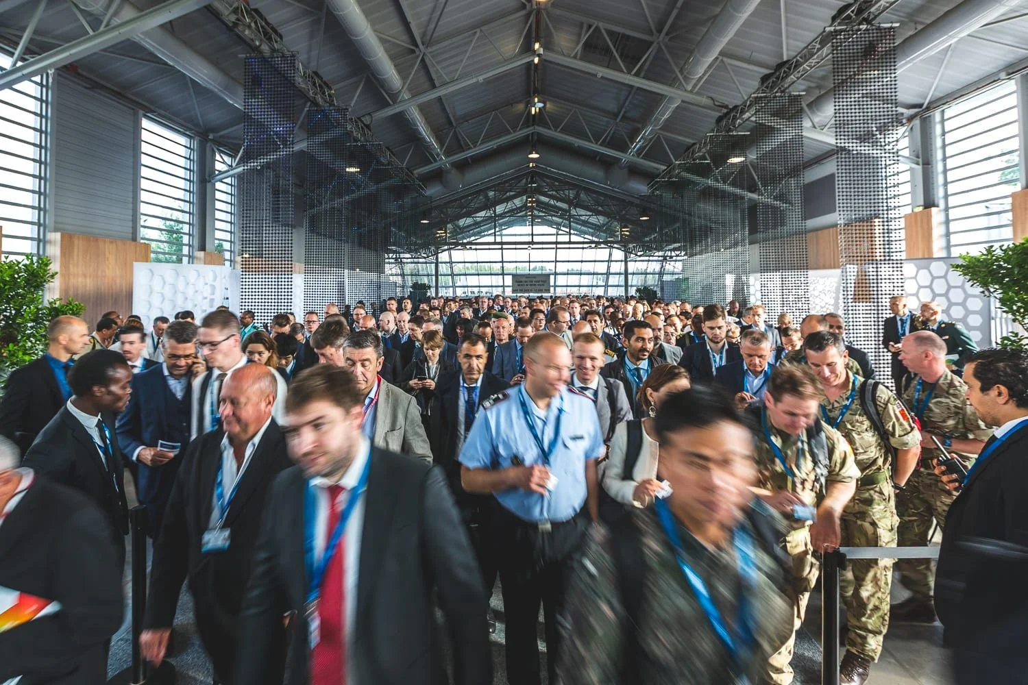 Reportage photo événementiel à Paris avec arrivée des participants et forte affluence lors d’un événement professionnel