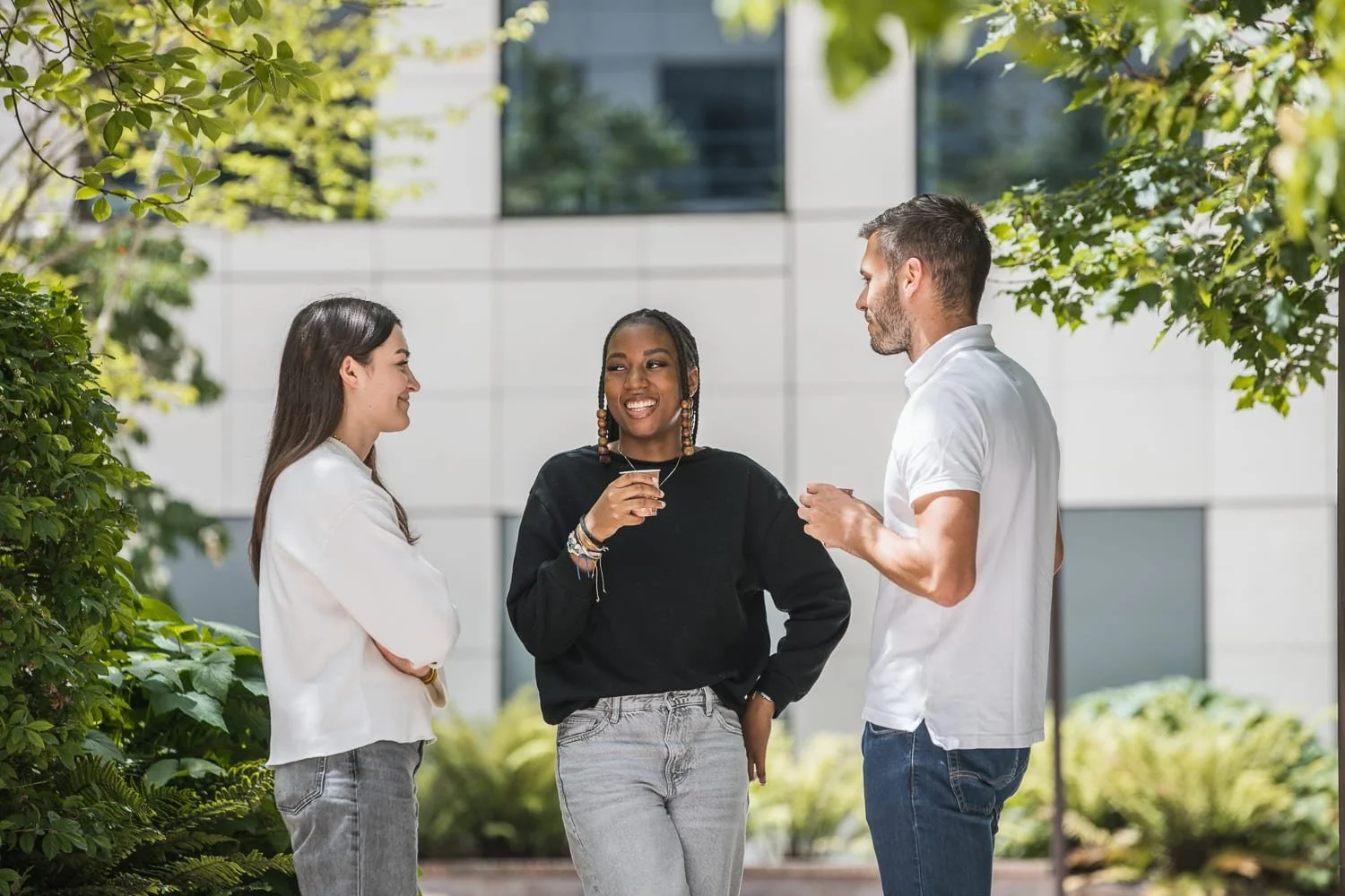 Moment de détente en extérieur pour des collaborateurs
