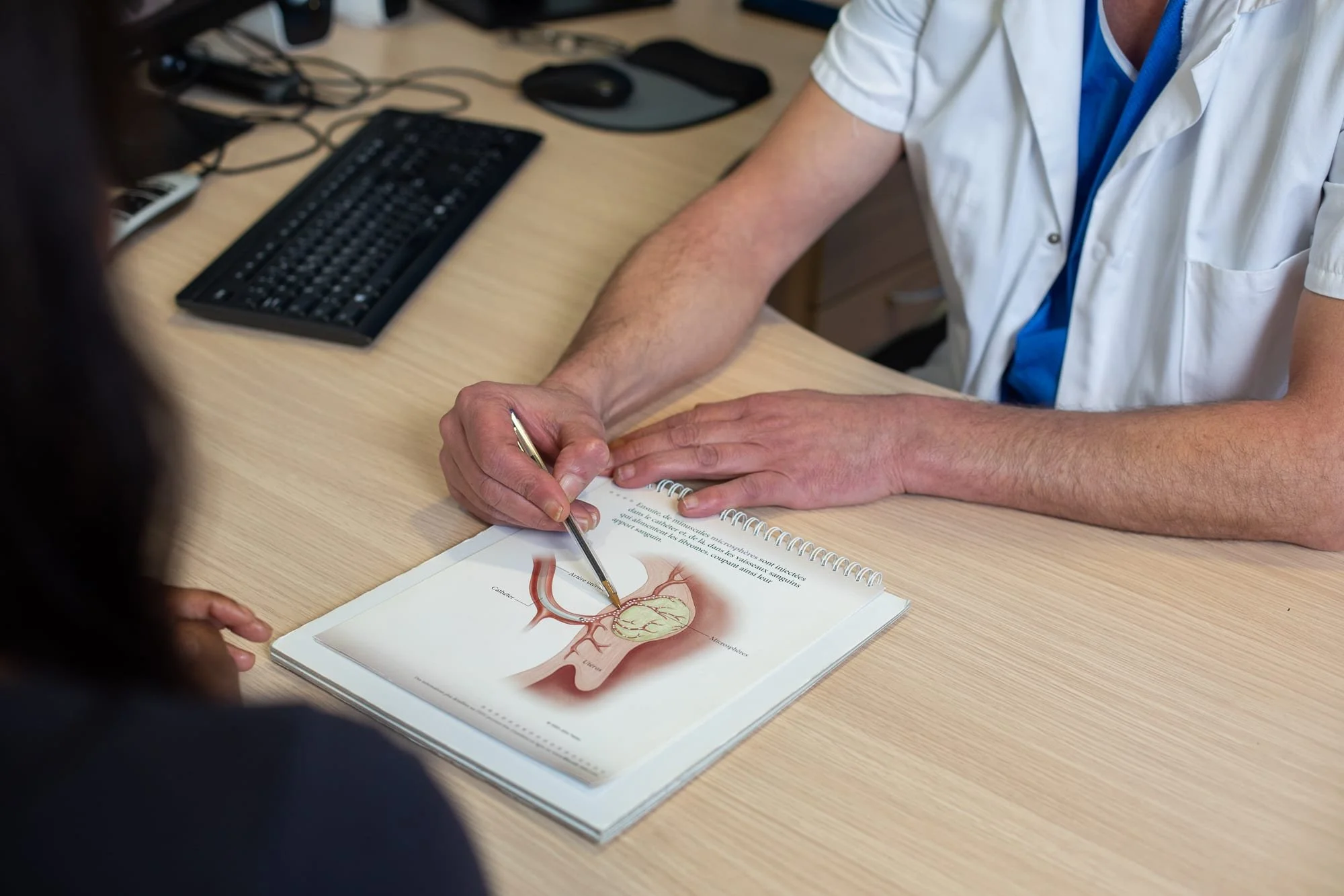 Photographe médical, consultation et explication d’un examen médical auprès d’un patient.