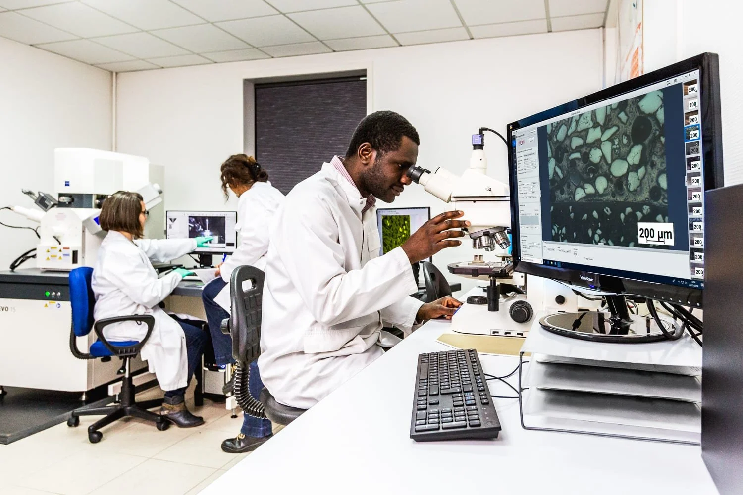 Analyse microscopique d’un matériau en laboratoire de recherche