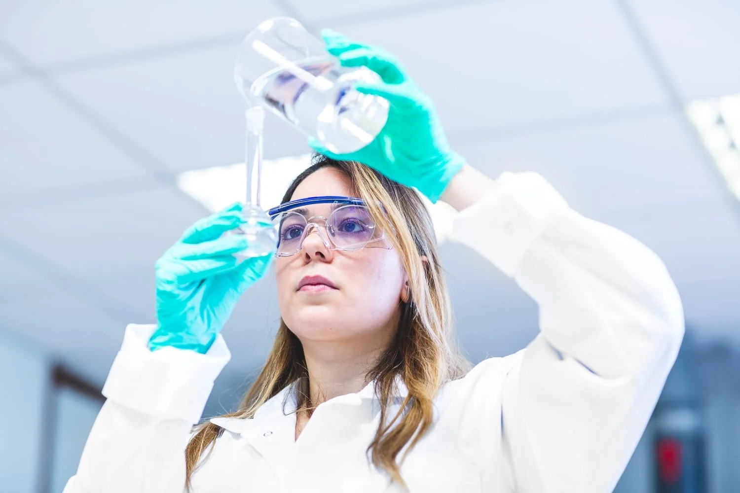 Portrait professionnel d’une techniciene en laboratoire industriel SFC