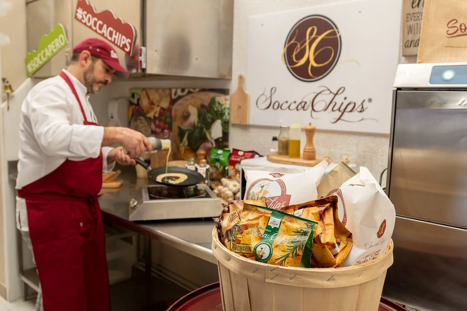 préparation d'une galette de Socca dans l'atelier de production Socca chips