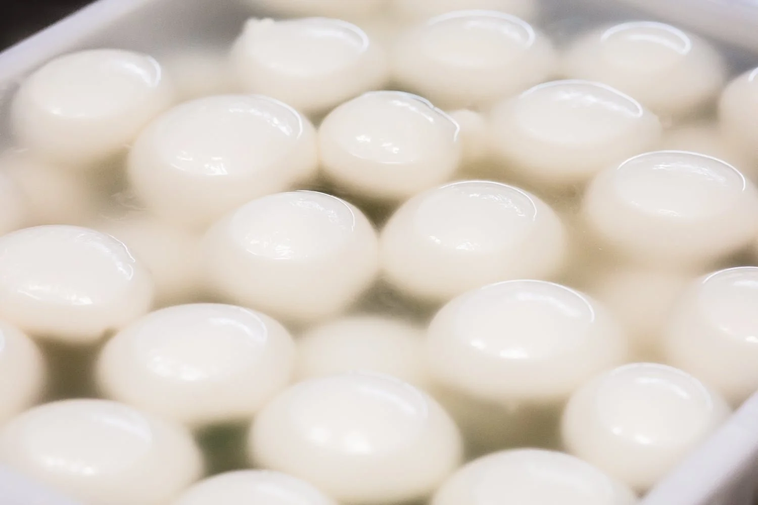 Bassin rempli de mozzarellas fraîches en cours de refroidissement