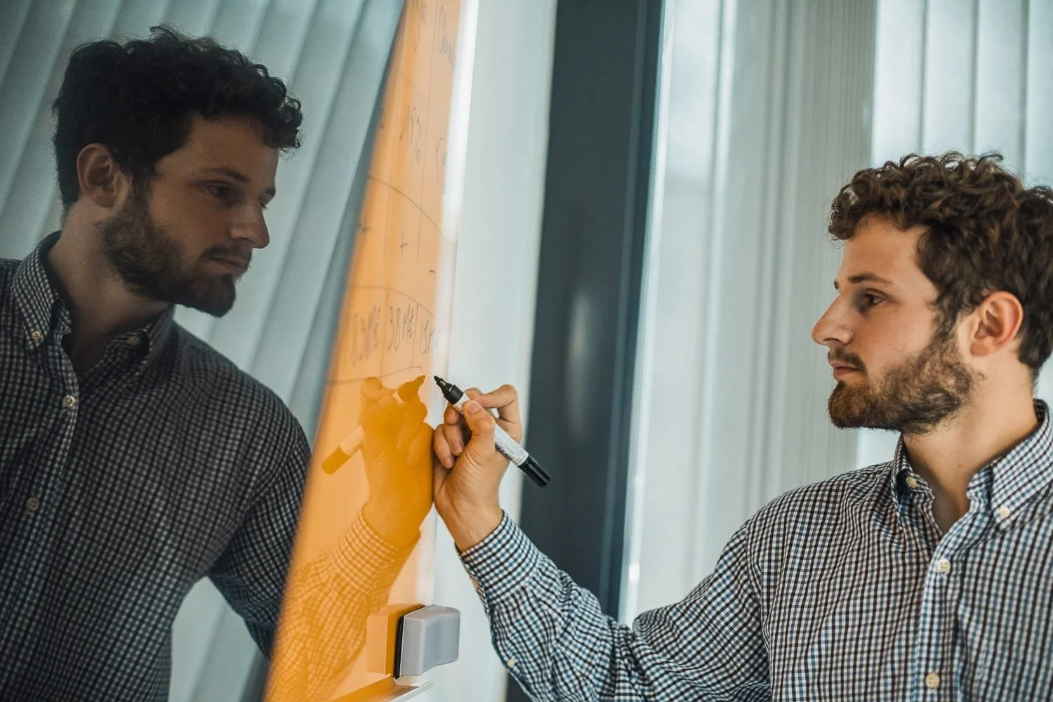 détails des inscriptions sur un tableau de prises de notes pendant une réunion