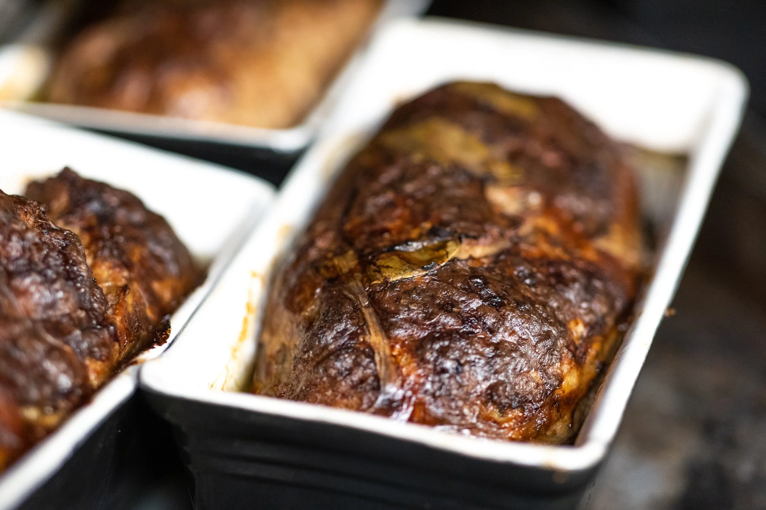 Gros plan sur la texture d'une terrine artisanale du charcutier Tradition de Vendée.
