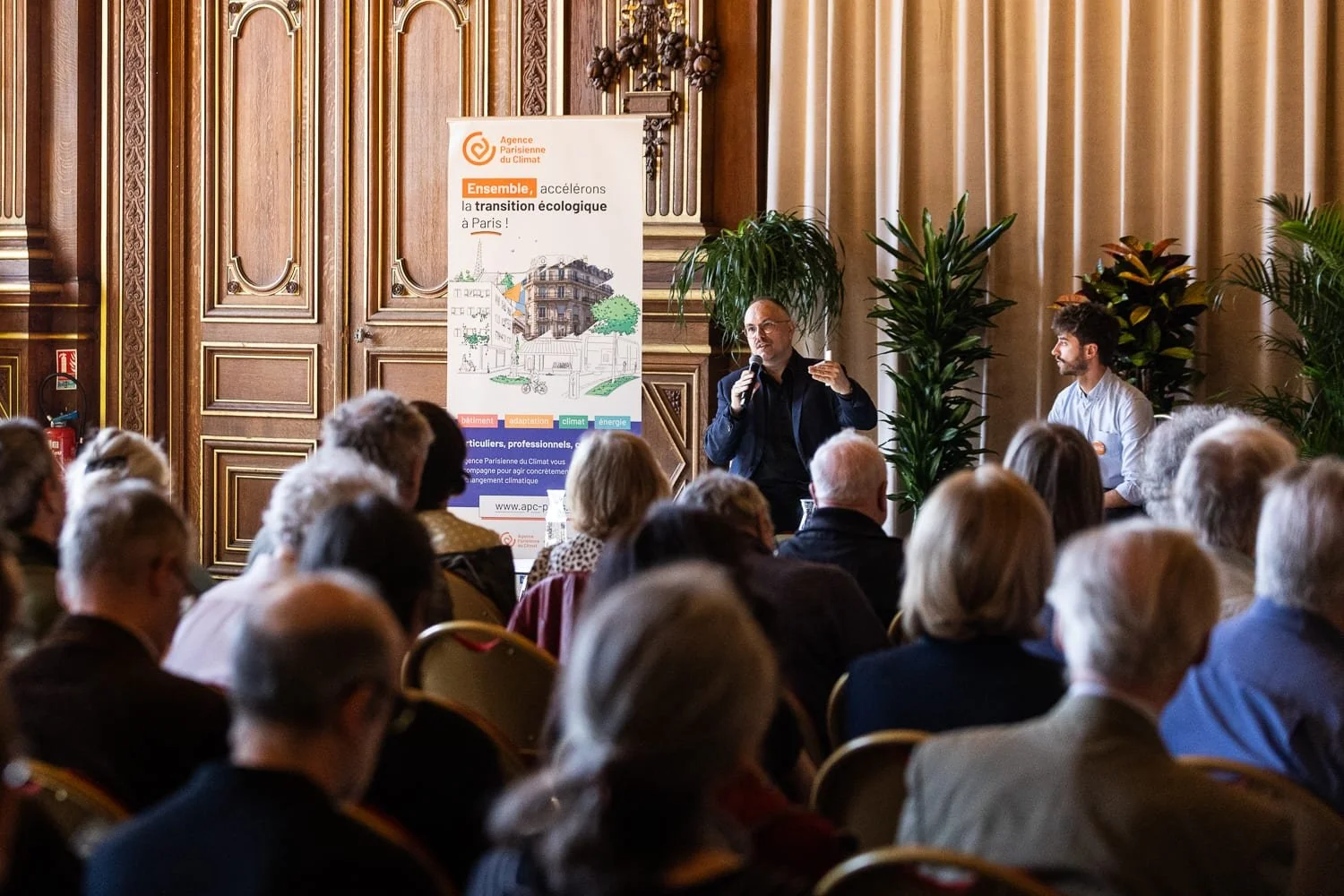 Intervenant prenant la parole devant le public lors d'une conférence en salon professionnel.