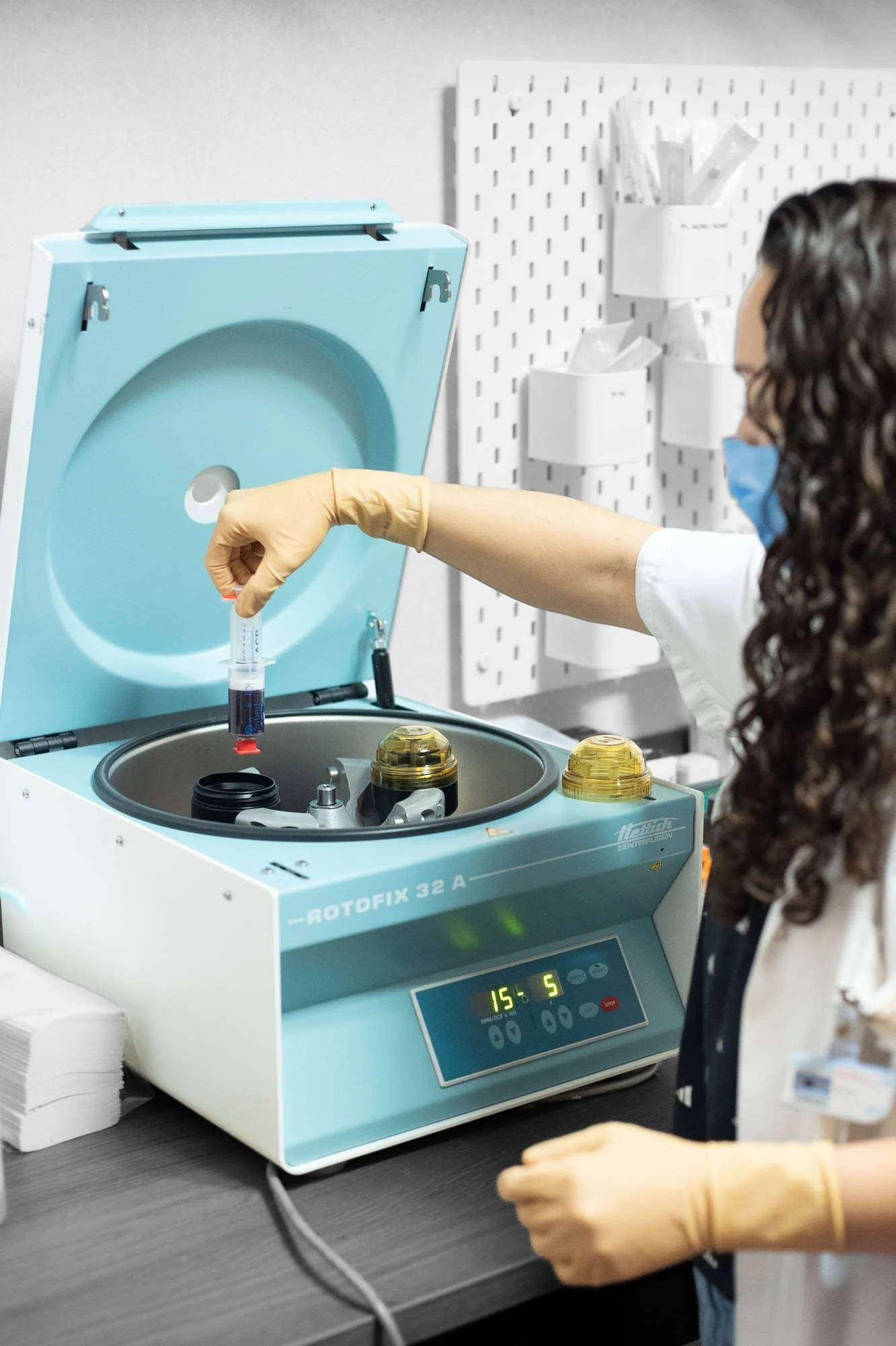 Reportage photo médical pour IMEF, préparation d’un échantillon en laboratoire dans un centre d’imagerie médicale.