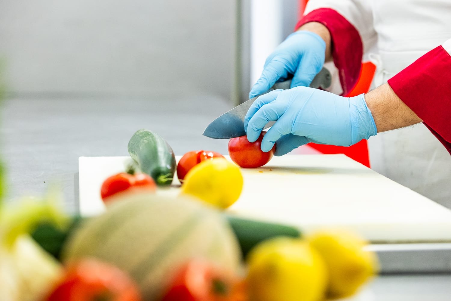 détail de la découpe d'une tomate en restauration collective dans une cuisine d'un ehpad